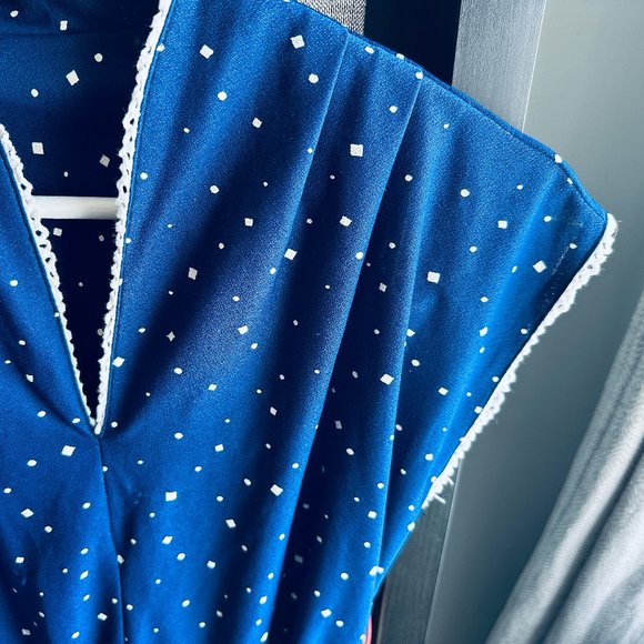 Authentic Vintage Swing Dress with Dolman Sleeves and Cinched Waist - Picture 5 of 8